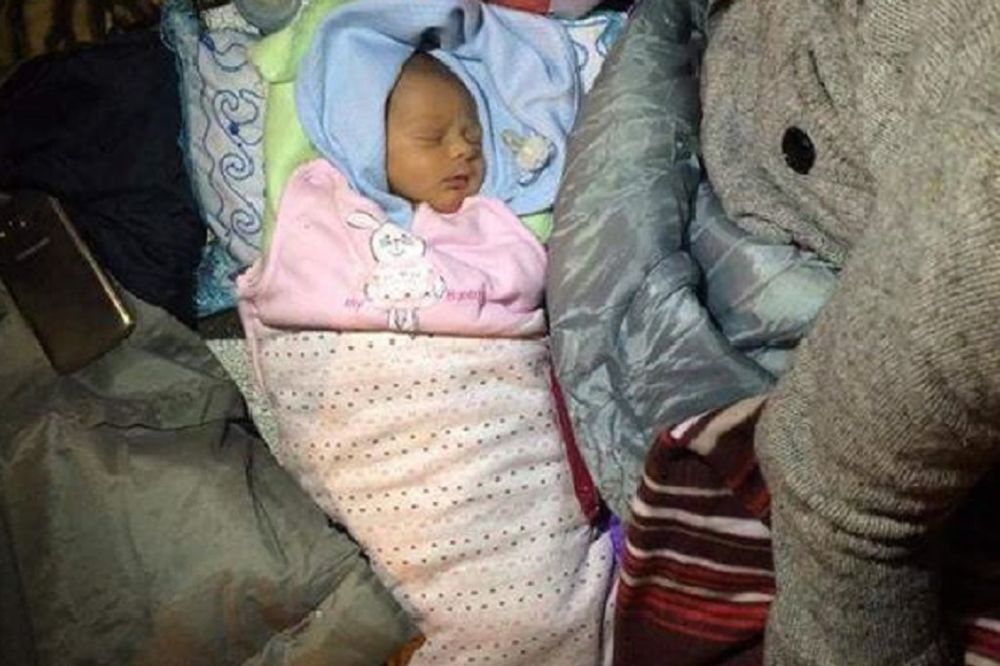 ŠEĆER MALI: Upoznajte Alija, prvu bebu rođenu u paklu na srpsko-mađarskoj granici! (FOTO)
