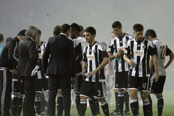 Fudbaler Partizana se sukobio sa selektorom za vreme utakmice! Saigrači sprečili tuču!