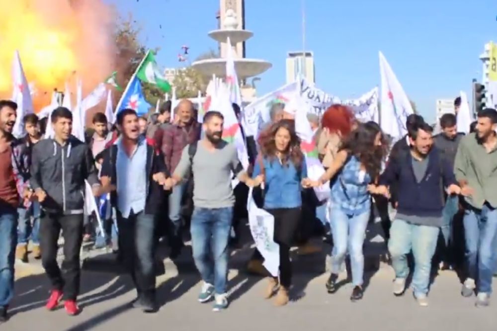 Jeziv i potresan video: Eksplozija u Ankari ih zatekla dok igraju kolo! (VIDEO)