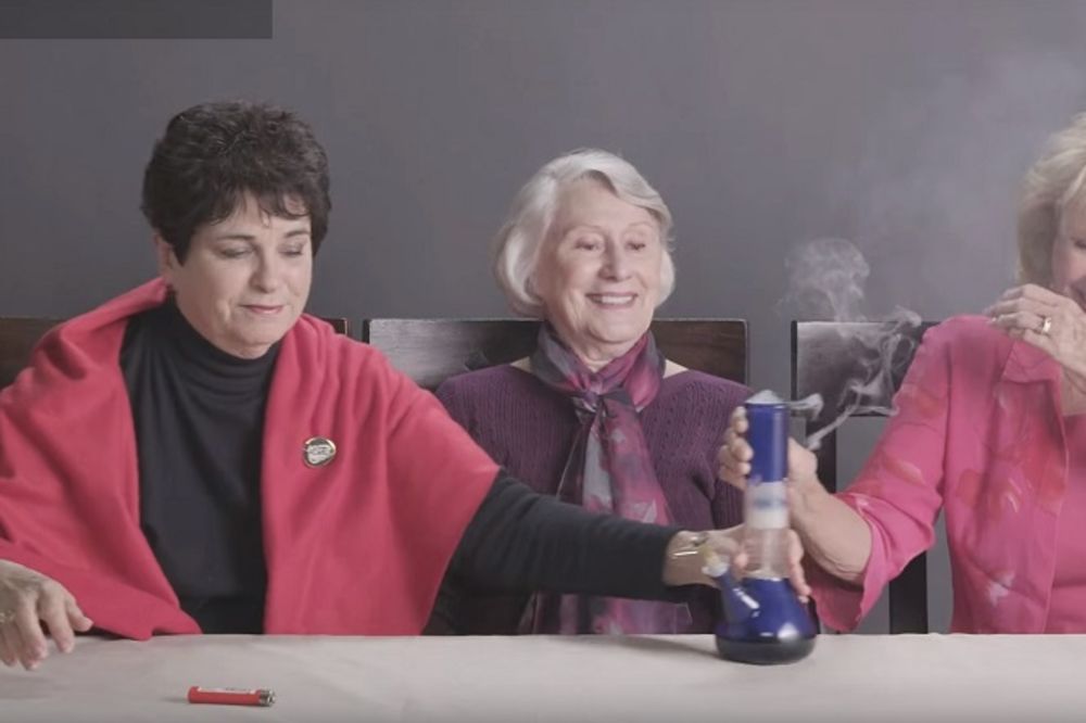 3 bake prvi put probaju marihuanu. Pogledajte kako to smešno izgleda! (VIDEO)