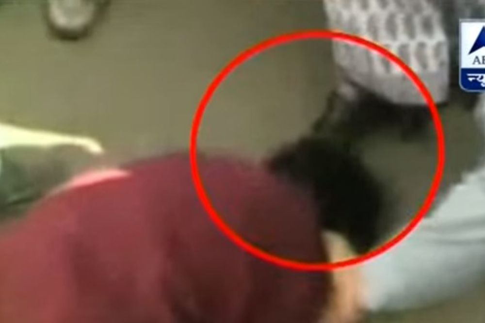 Ministarka šutnula dečaka koji je kleknuo da joj poljubi stopala (VIDEO)