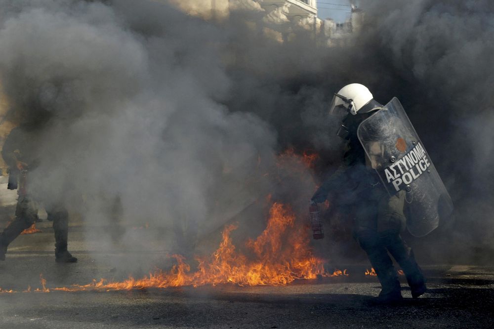 Demonstranti bacali Molotovljeve koktele, policija odgovorila suzavcem (FOTO) (VIDEO)