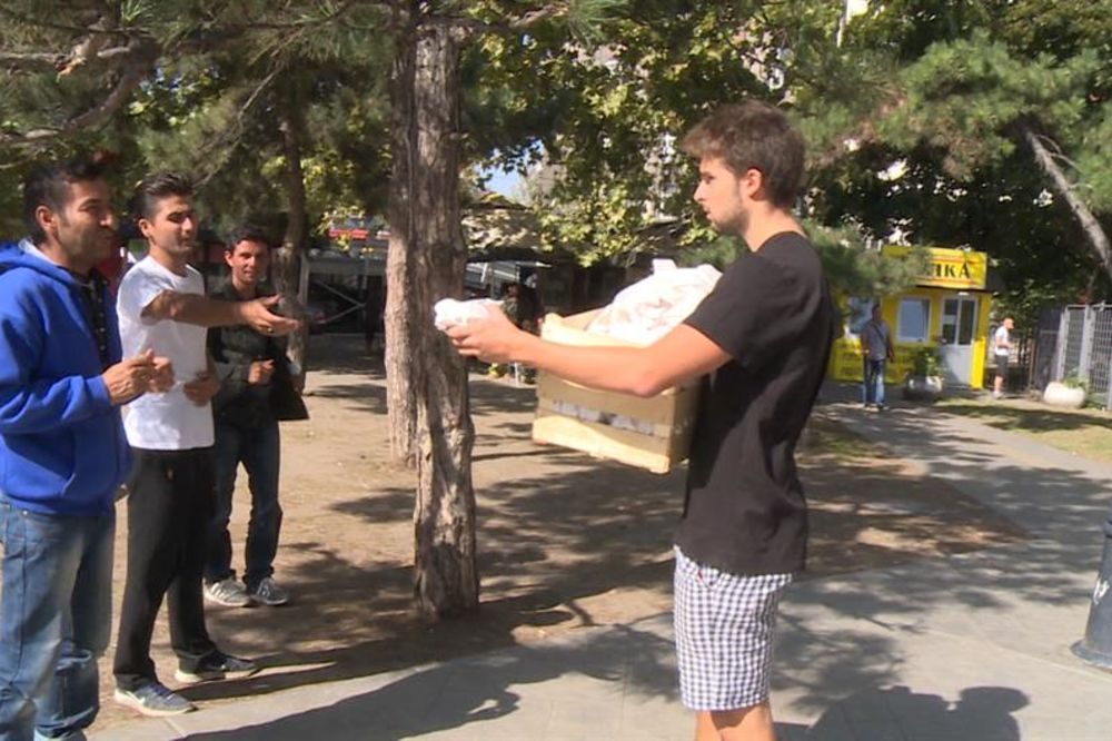 MA, BRAVO: Ovaj Srbin svako jutro kupi 100 bureka i podeli ih migrantima! (FOTO) (VIDEO)