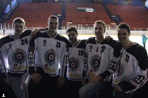 Košarkaši Partizana zamenili su parket ledom i podržali kolege iz hokejaške sekcije! (FOTO)