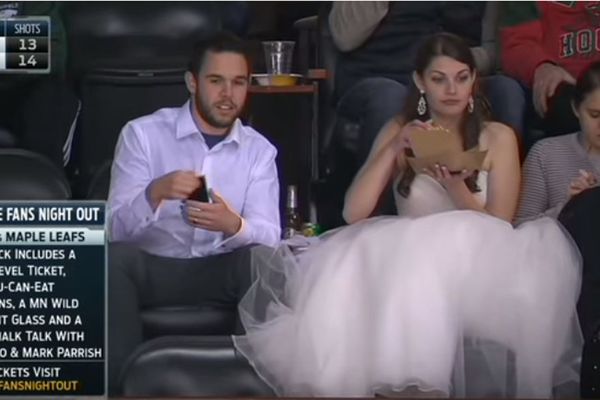Najluđi mladenci ikad: Pobegli sa sopstvenog venčanja da bi gledali voljeni tim! (VIDEO) (GIF)