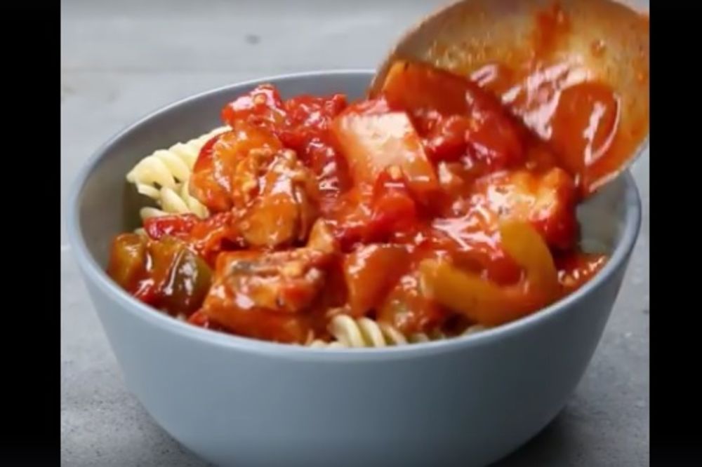 Ovako se sprema pileći paprikaš na brži način (RECEPT) (VIDEO)