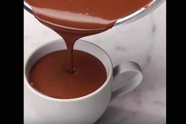 Da vam ugreje ovaj ledeni dan: Uživajte u zavodljivom ukusu tople čokolade (RECEPT) (VIDEO)