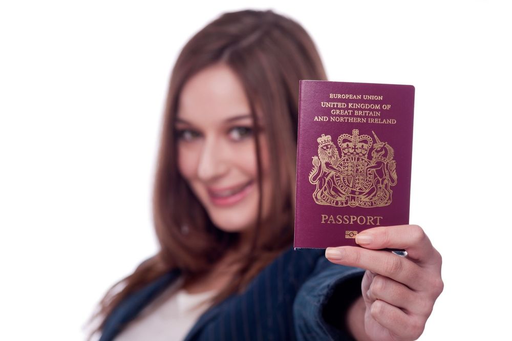 Deportacija zbog sramote: Kada su joj videli pasoš, odmah su je vratili za Veliku Britaniju! (FOTO)