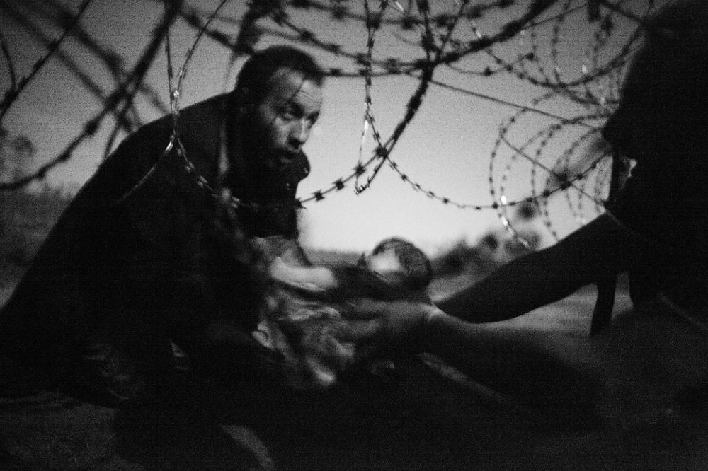 Ovo je najbolja fotka godine: Beba ispod bodljikave žice snimljena je na granici sa Srbijom! (FOTO)