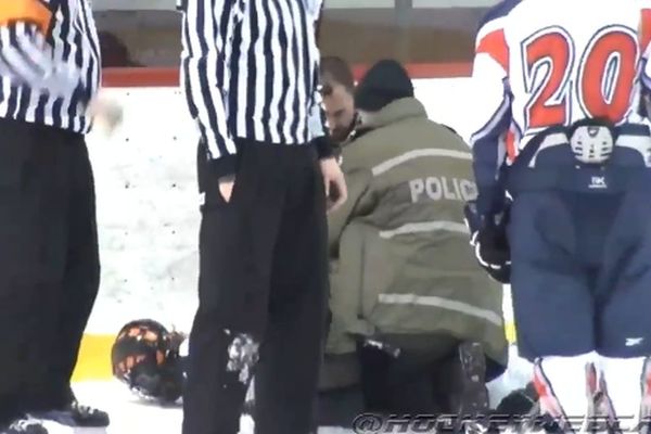 I to smo dočekali: Hokejaš uhapšen nasred utakmice zbog tuče! (VIDEO)