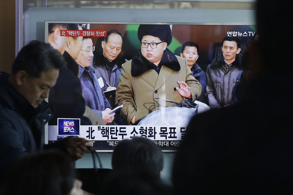 Kim Džong-un pozirao pored makete nuklearnog oružja! (FOTO)