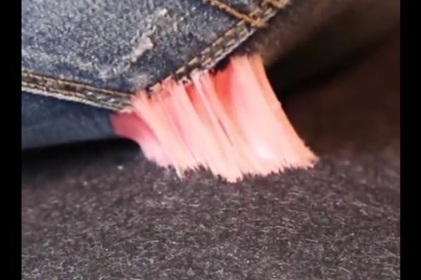 Najbrži način da potpuno odlepite žvaku sa garderobe (VIDEO)