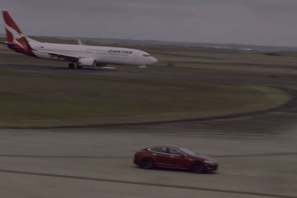 Epska trka velikog aviona i moćnog električnog četvorotočkaša (VIDEO)