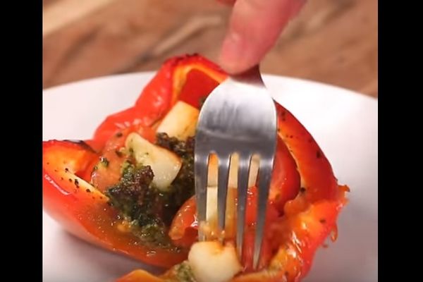Najbrže jelo na svetu: Paprike punjene pesto sosom i sirom (RECEPT) (VIDEO)