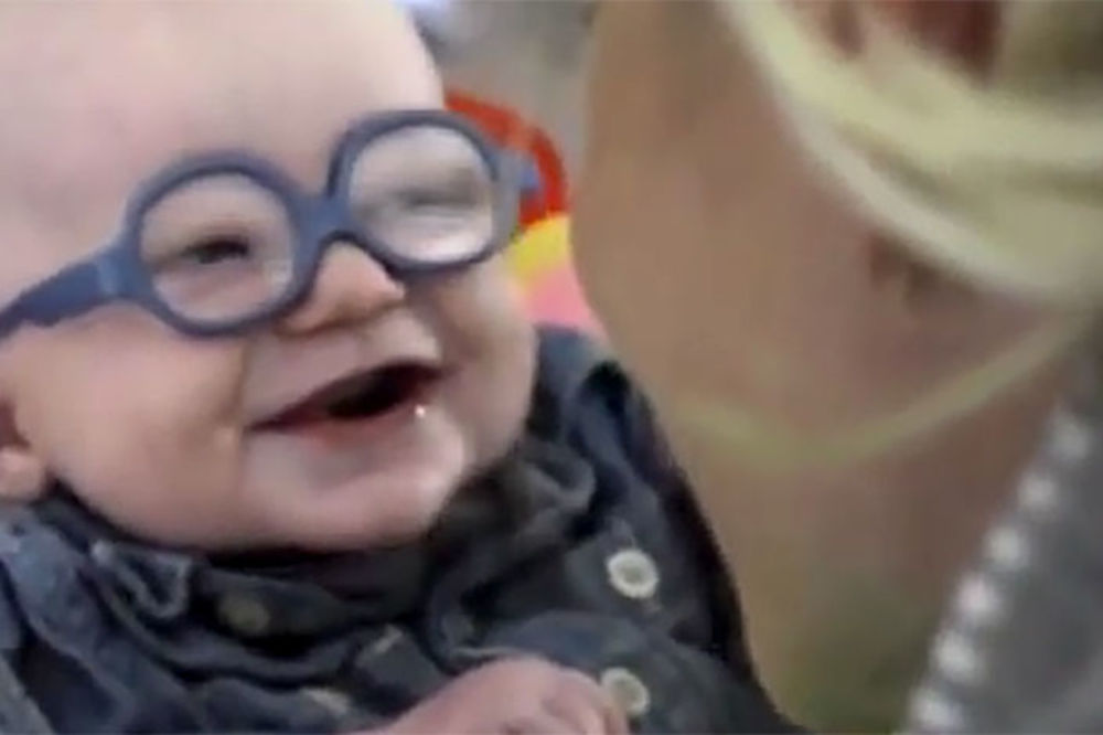 Beba je prvi put zaista videla majku kroz nove naočare! Pogledajte tu radosnu facu! (VIDEO)