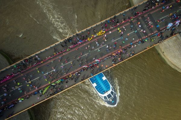 Tragedija na Londonskom maratonu: Oficir preminuo manje od pet kilometara pre cilja! (VIDEO)