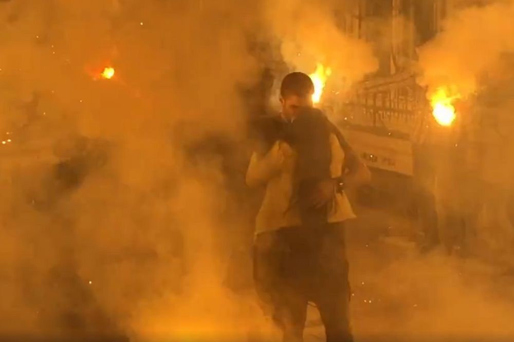Sinoć je centar Beograda goreo, a evo šta je to što su svi pojurili da vide (VIDEO)