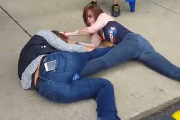 Kakva tuča: Ove dve devojke su se pobile zbog najgluplje stvari na svetu! (VIDEO)