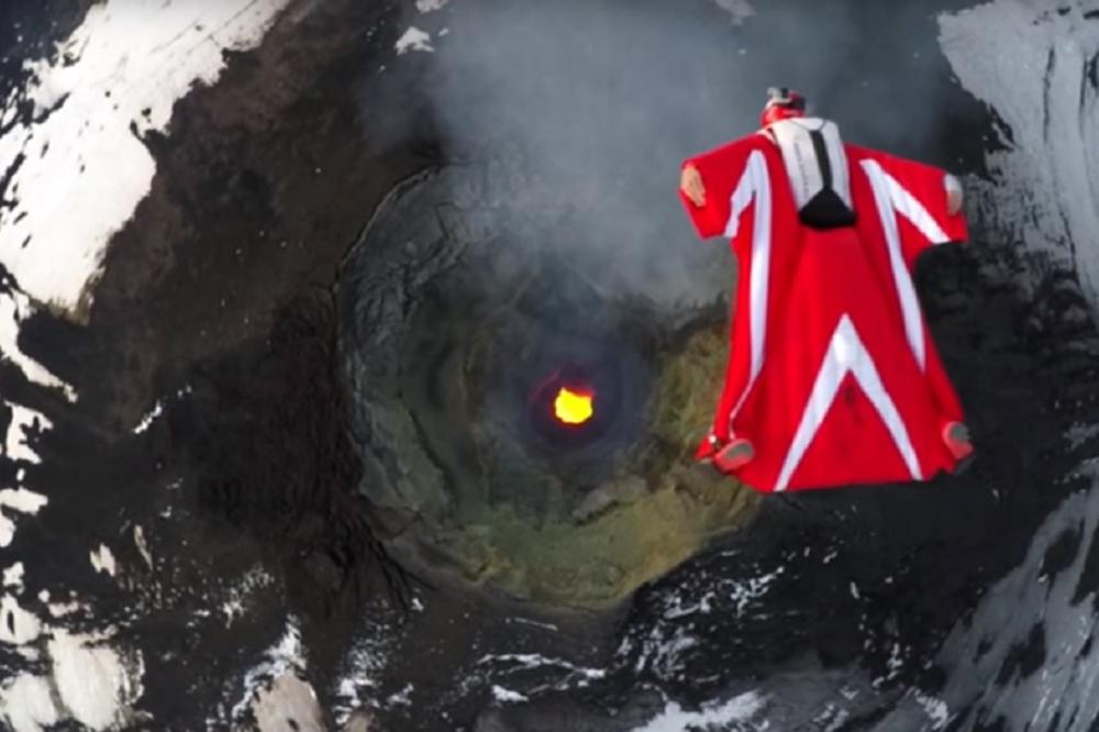 Oči u oči s vatrom: Sa 5000 metara skočila iznad aktivnog vulkana (VIDEO) (GIF)