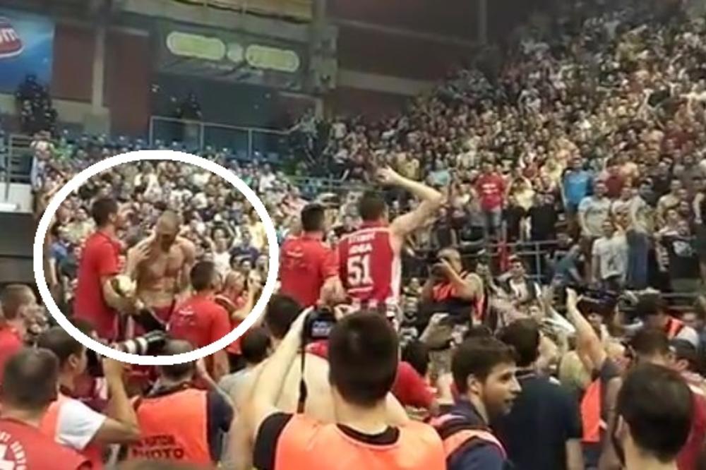 Delije sprdale Simonovića dok je držao pehar: Ne moraš da kradeš Simone! (VIDEO)