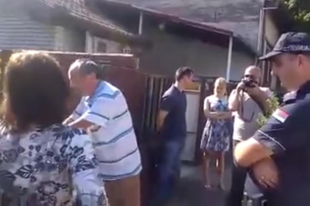 Komšije sprečavale iseljavanje petočlane porodice, napali i policajce: Ljubičići ipak ostali na ulici! (VIDEO)