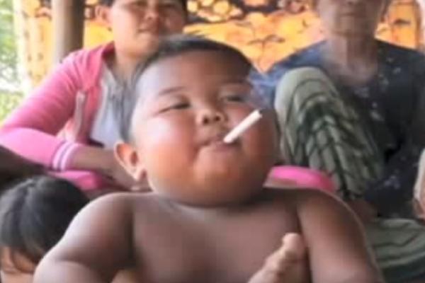 Sećate se dečaka koji je pušio 40 cigareta dnevno! Prošlo je 8 godina, evo kako on sada izgleda! (FOTO)