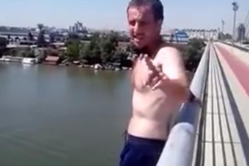 Opičeni Beograđanin: Poručio da nam je samo ljubav potrebna, stavio leptir-mašnu i skočio sa mosta na Adi! (FOTO)