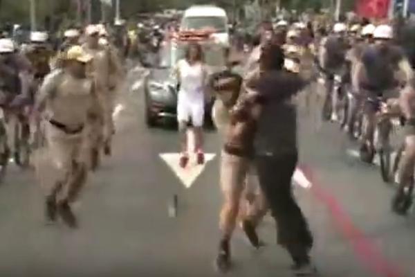 Opet napad na olimpijsku baklju: Nepoznati čovek hteo da je otme! (VIDEO)