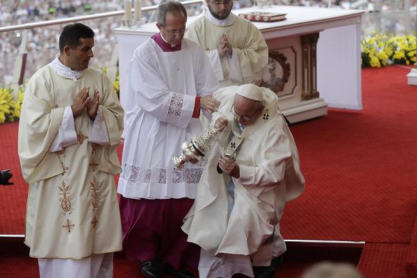 Gde je papa?! Eno ga dole! Poglavar katoličke crkve se prosuo usred mise! (VIDEO)