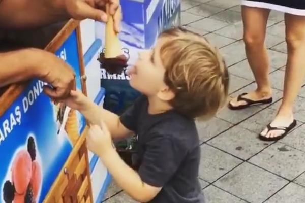 Daj taj sladoled, bre! Ono kad ti se baš jede, a prodavac je strašno bezobrazan! (VIDEO)