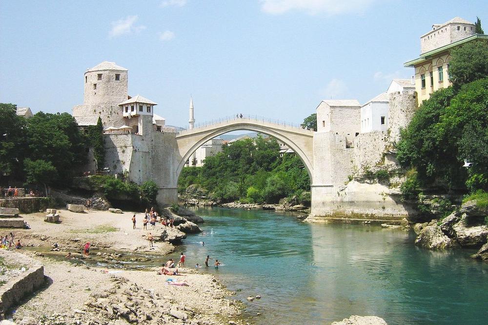Nova tragedija u Bosni: Rekao sestrama da ide u toalet, pa otišao na most i skočio!