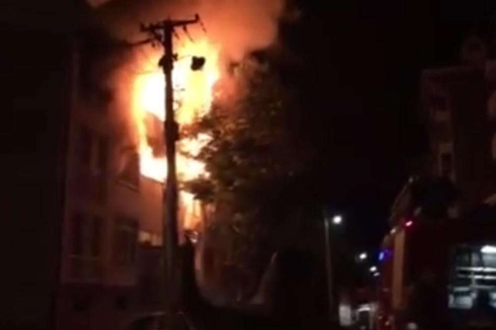 Veliki požar u Nišu: Pogledajte kako su vatrogasci jedva spasili staricu iz zgrade koja je potpuno izgorela! (FOTO) (VIDEO)