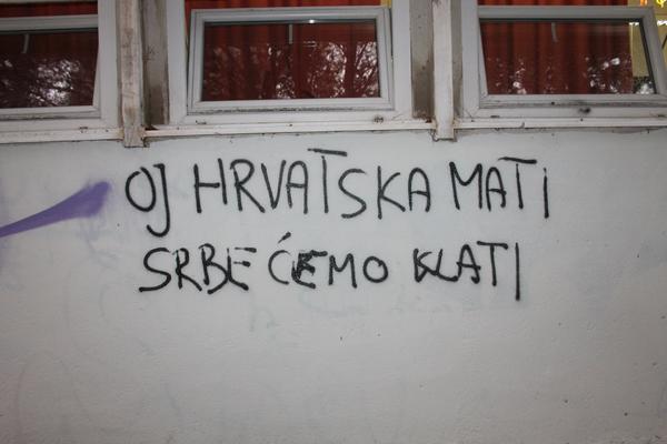 Horor grafit na školi u Šibeniku: Oj hrvatska mati, Srbe ćemo klati! (FOTO)