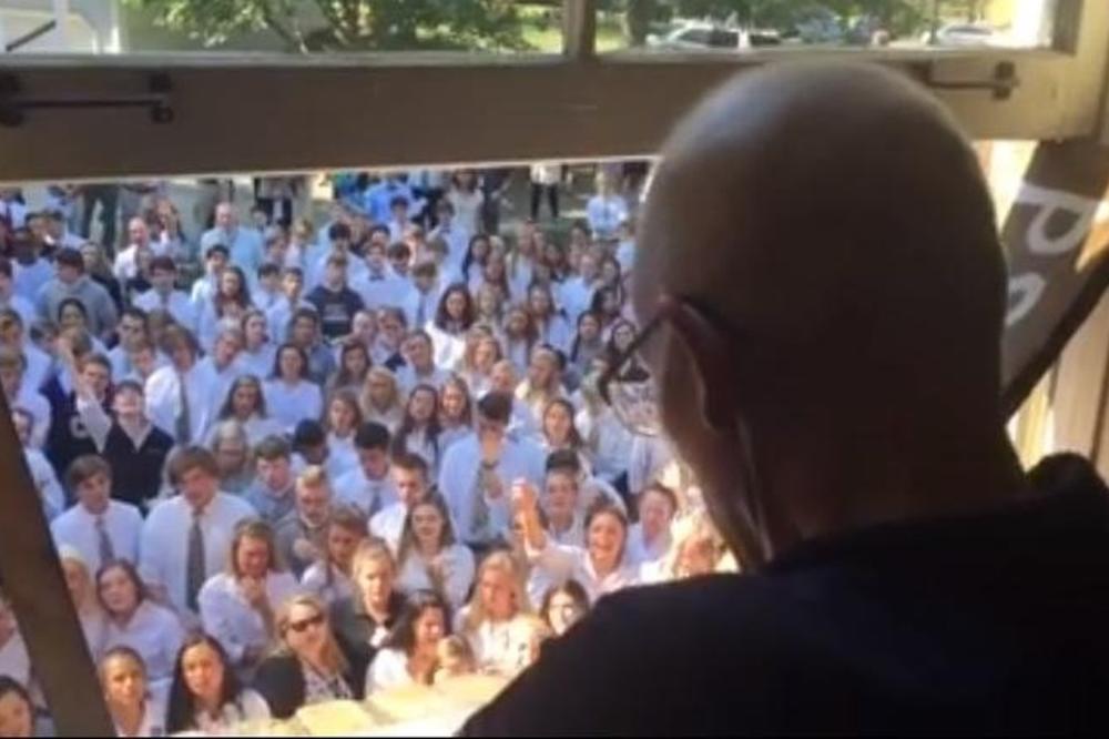 400 studenata došlo je pod prozor bolesnog profesora: 26 miliona ljudi plakalo je posle ovog snimka! (VIDEO)