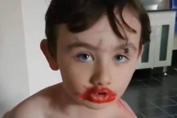 Nisam ja, keve mi: Uhvatili ga sa kilo šminke na licu, a njegova reakcija je hit! (VIDEO)