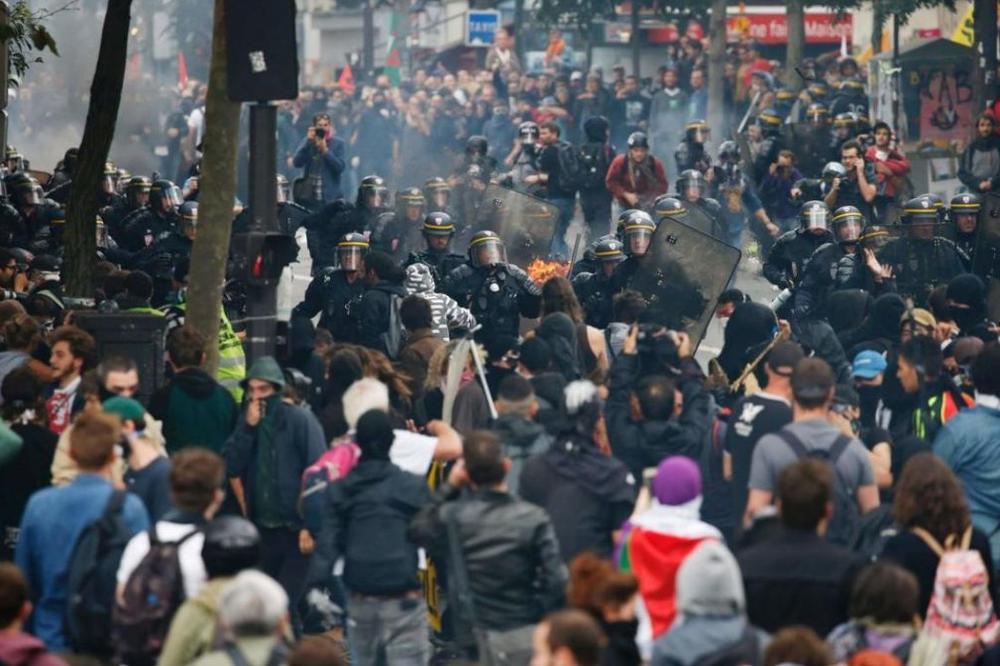 Totalni haos u Parizu: Demonstranti i policija na ulicama, tuča i ludnica traju! (VIDEO)