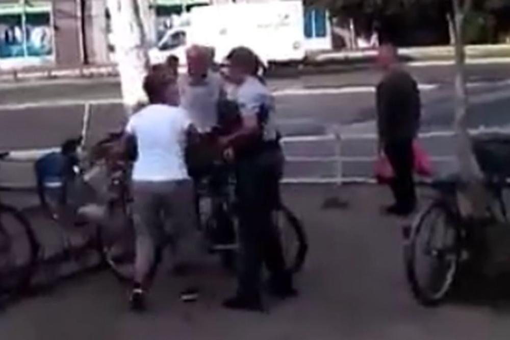 Pustite me, zvaću novinare: Pogledajte kako Komunalna policija teroriše ženu! (VIDEO)
