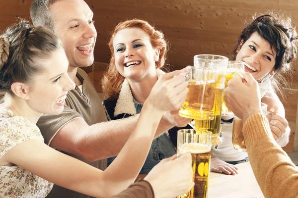 Nije mit! Čaša piva ljude čini mnogo društvenijima (FOTO) (GIF)