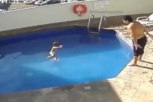 Bacao devojčicu u bazen dok se nije udavila! Konačno osuđen, a da li je kazna dovoljna?! (VIDEO)