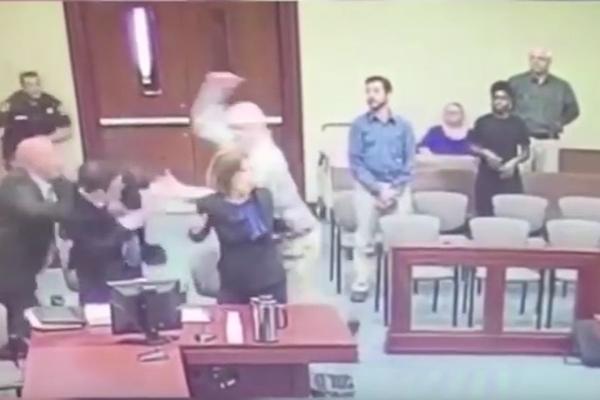 Stravična scena u sudnici: Pedofil pokušao da zabode nož u glavu tužitelju! (VIDEO)