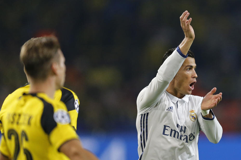 Pa posle recite da Real nema protekciju! Ronaldo igrao odbojku u kaznenom, a penala nigde! (VIDEO)