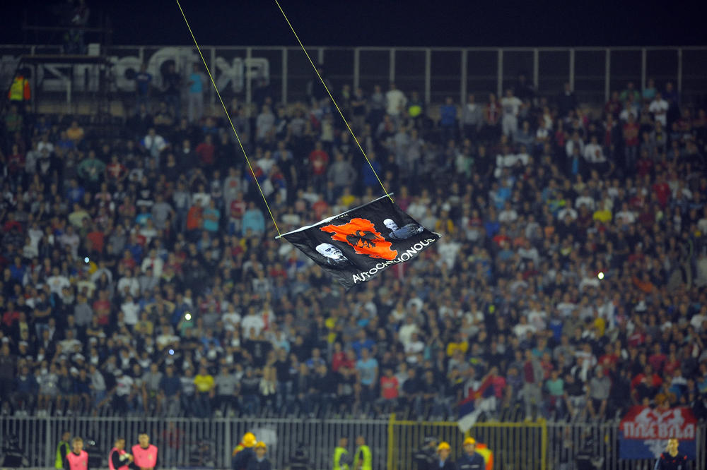 Zastava sa drona u Beogradu na meču Lige šampiona: UEFA, šta ćeš sad sa Albancima? (FOTO)
