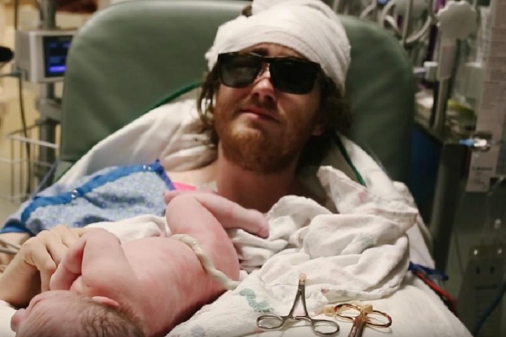 Oca obolelog od raka lekari su odveli da upozna tek rođenog sina! (VIDEO)