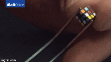 Ovaj car je sklopio Rubikovu kocku od 5.58 milimetara! Pravi je hit kako je to uspeo! (VIDEO)