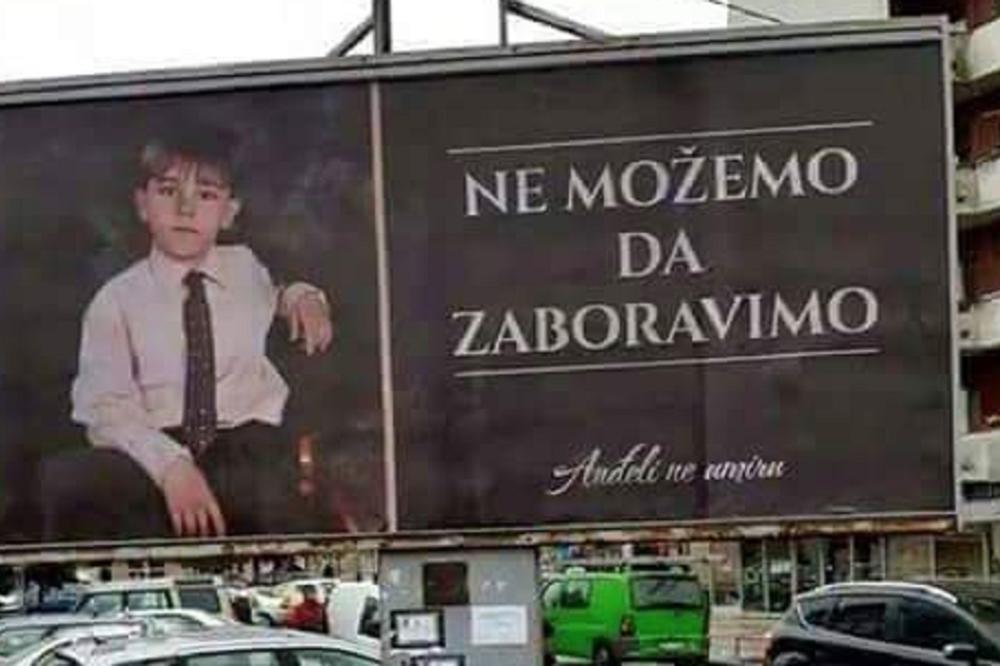 NE MOŽEMO DA ZABORAVIMO!  Bilbord posvećen preminulom dečaku je rasplakao Loznicu, i celu Srbiju!