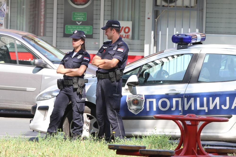 Pijani Paraćinac se zakucao u prvo u auto, pa u banderu i prevrnuo, a onda ujeo policajca!
