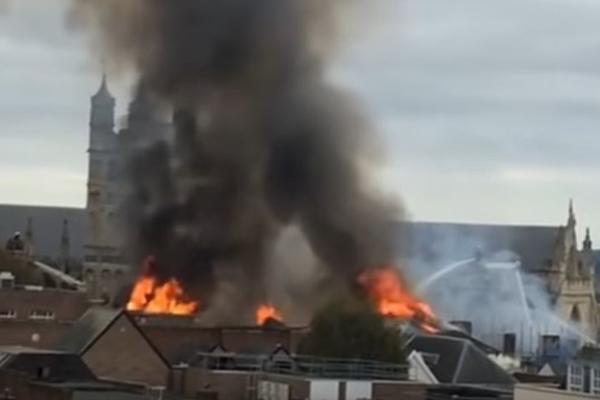 SIMBOL LONDONA NESTAJE U PLAMENU Gori najstariji hotel u Engleskoj, 100 vatrogasaca gasi požar (FOTO) (VIDEO)