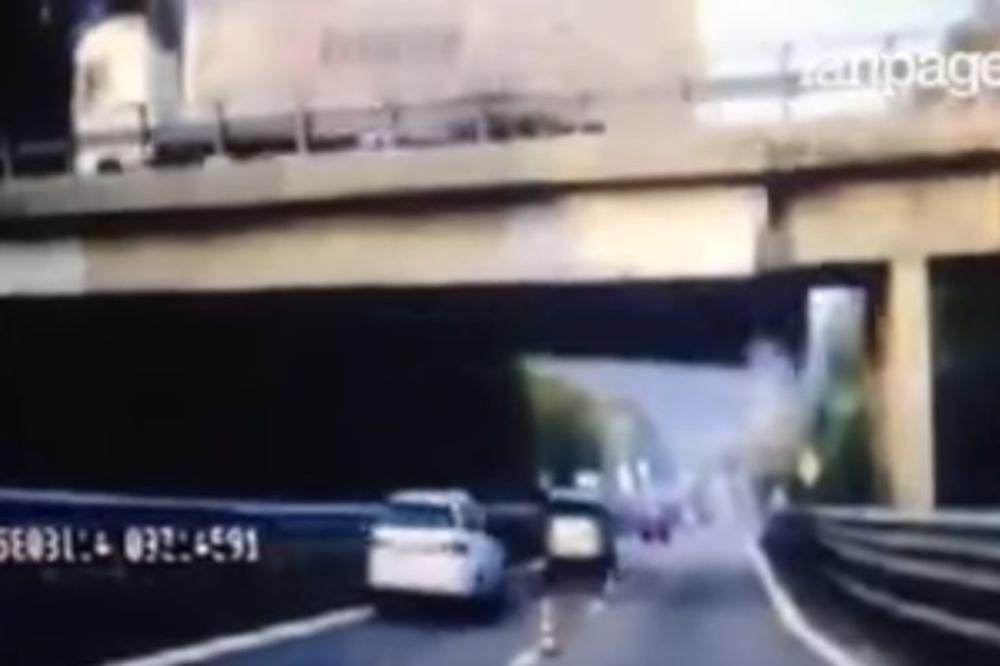 (UZNEMIRUJUĆI VIDEO) Kamin srušio oštećeni nadvožnjak i samleo ljude u automobilima!