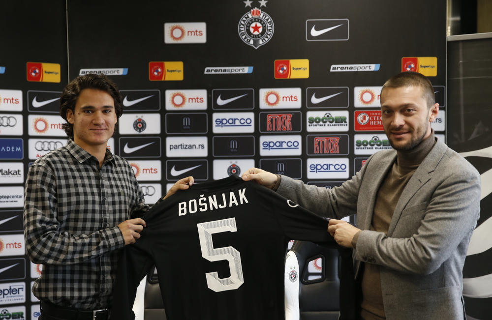 Strahinja Bošnjak prilikom potpisivanja ugovora sa Partizanom  