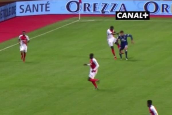 ZA ROBIJU! Isfrustrirani fudbaler Monaka iz sve snage uhvatio igrača Liona na volej! (VIDEO)